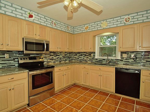 Remodeled Kitchen w/granite