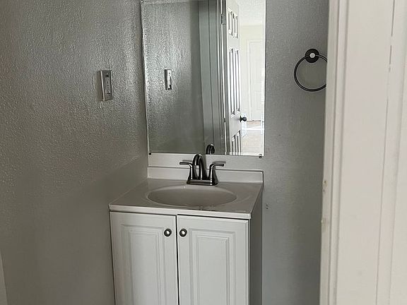 4th image of 803 Sammons St