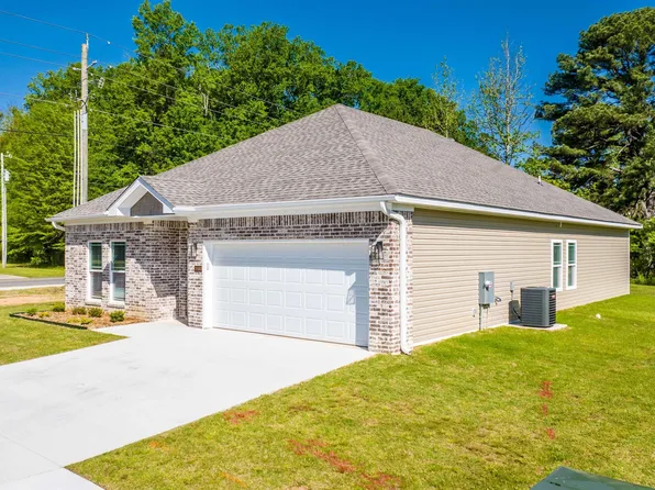 3500 Village Walk Dr, Bryant, AR 72022