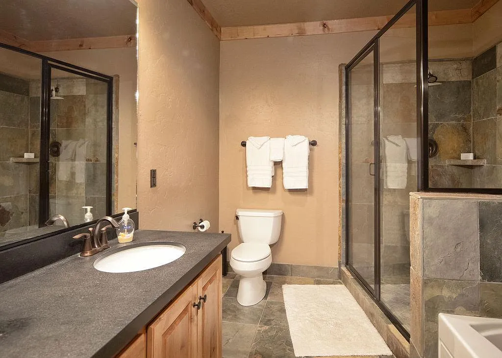 2 bed, 1100 sqft, $2,600 — Photo 3