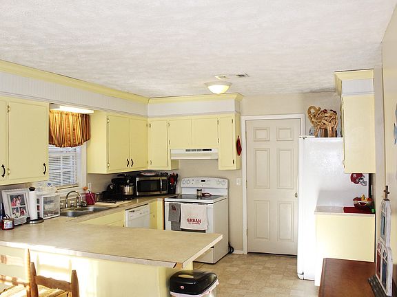 3rd image of 8868 W Parkway N