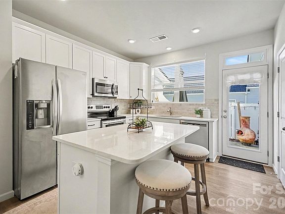 4th image of 804 Goldmine Hill Ct