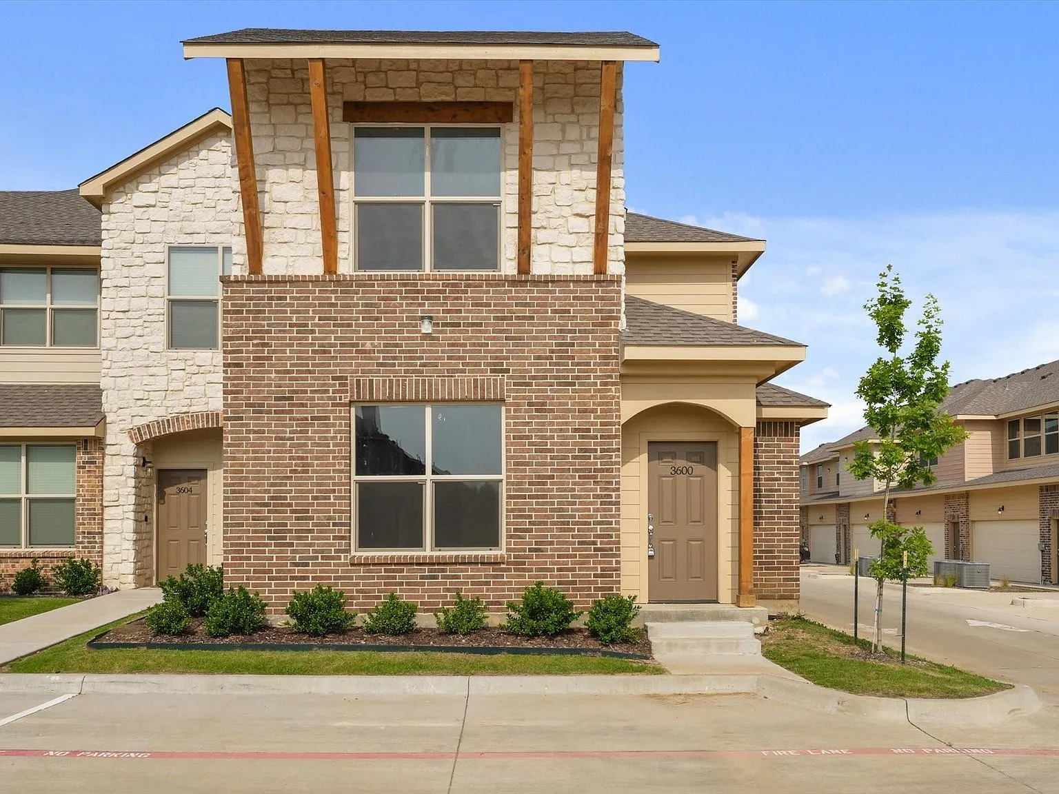 3 bed, 2.5 bath, 1888 sqft, $2,350 — Photo 1