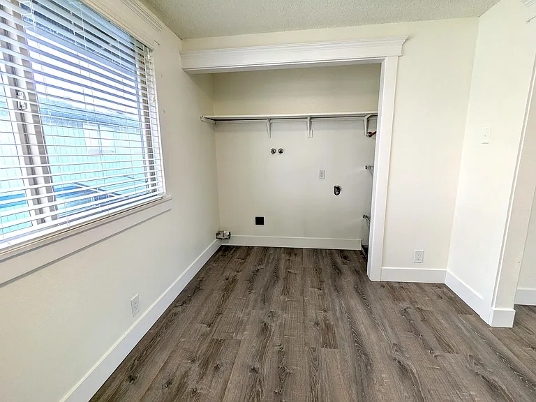 215 SW Kalmia St #D — Photo 6