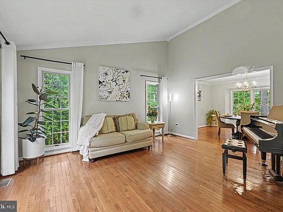 2nd image of 8033 Crest Rd