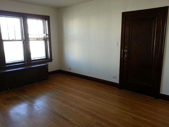2nd image of 5253 W Melrose St #1