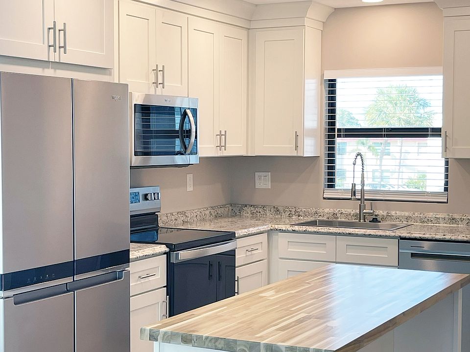 NEW White shaker cabinets, NEW stainless steel appliances. Oven has built in Air Fry!