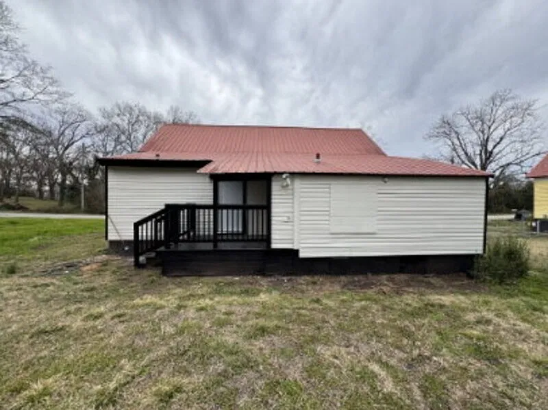 3 bed, 1.0 bath, 1198 sqft, $1,200 — Photo 3