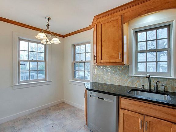 5th image of 51 Shelley Ave