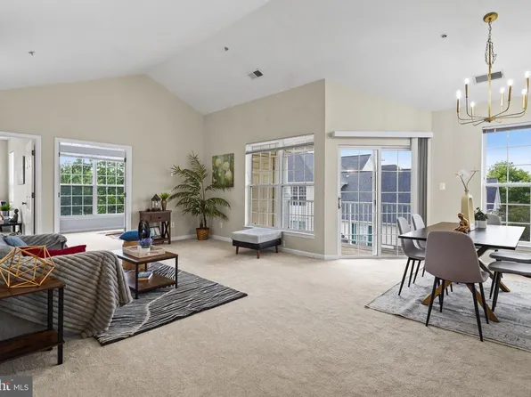 25340 Lake Mist Sq Unit 304, South Riding, VA 20152