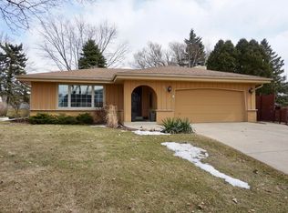 9326 S Springhill Ln, Franklin, WI 53132