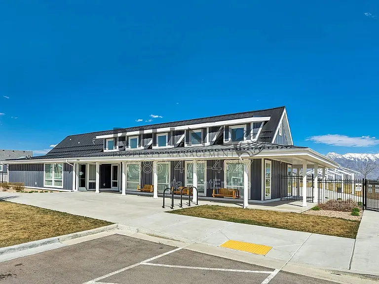 880 N Herman Dr — Photo 21