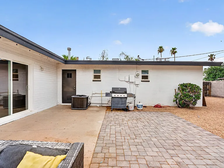 4720 N Miller Rd — Photo 30