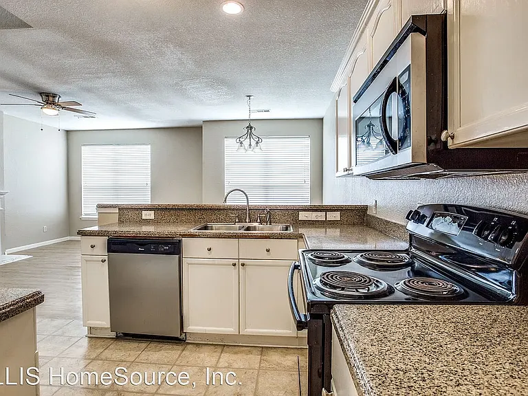 1512 Park Lane Dr — Photo 4