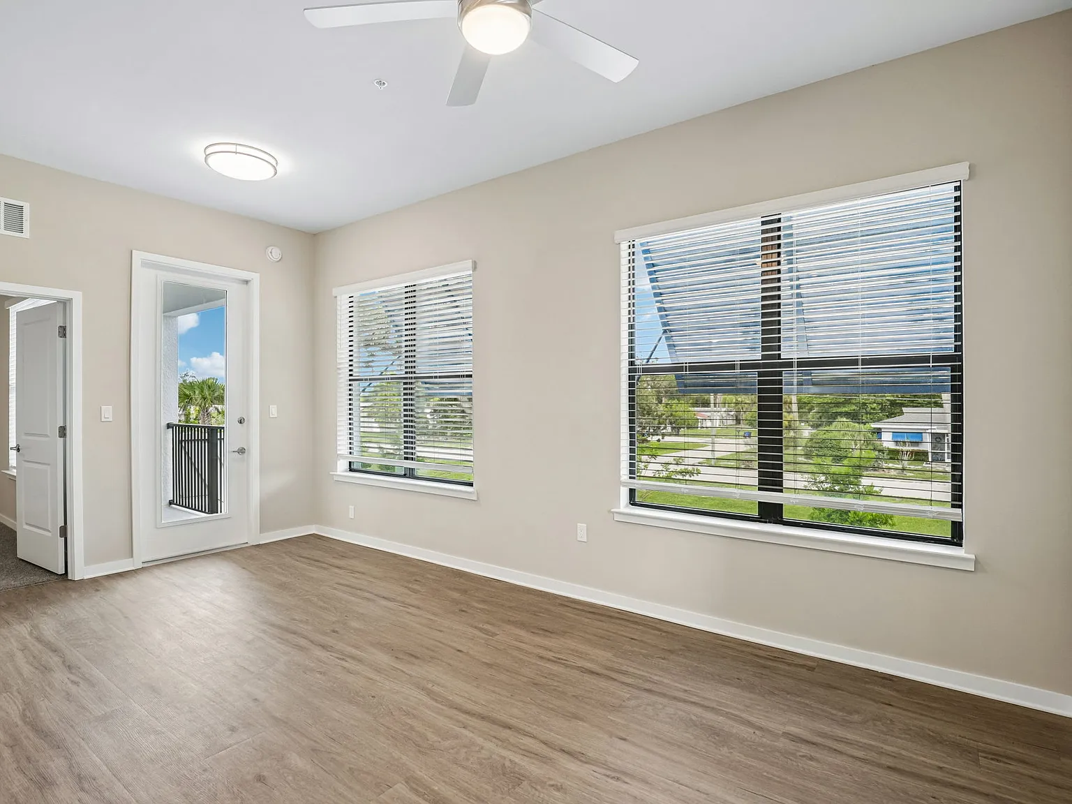 Imperial Crossing Luxury Apartment Homes — Photo 2