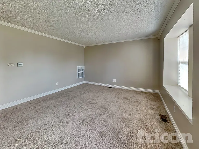 1676 Genoa St — Photo 3