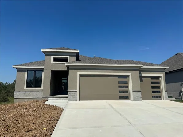 908 Savannah Ln, Greenwood, MO 64034