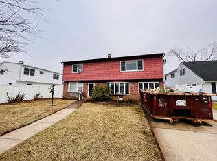 24 Hollyhock Rd #2, Levittown, NY 11756