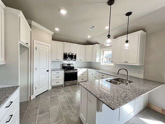 3rd image of 916 Fair Oaks St