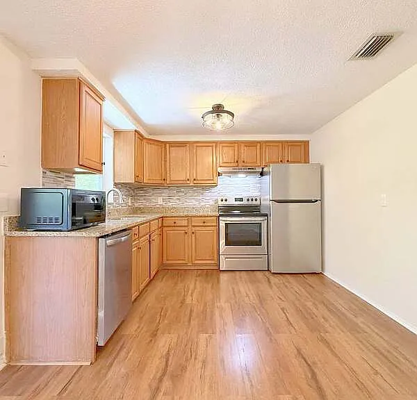 15839 Villa Dr — Photo 8