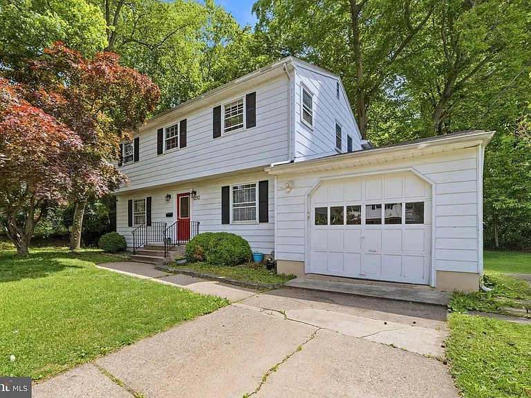 292 Glenn Ave — Photo 1