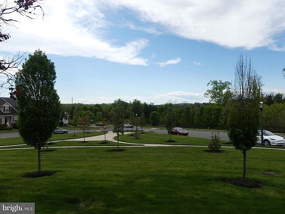 4th image of 2133 Hanford Way