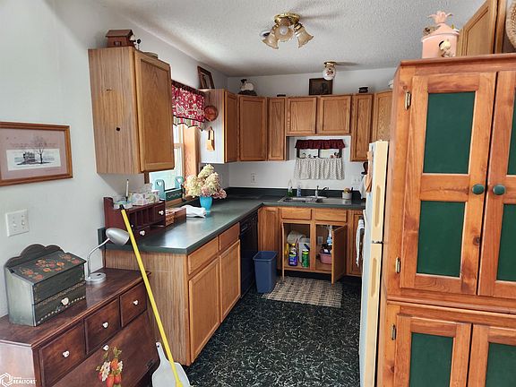 3rd image of 1010 Oakland Dr