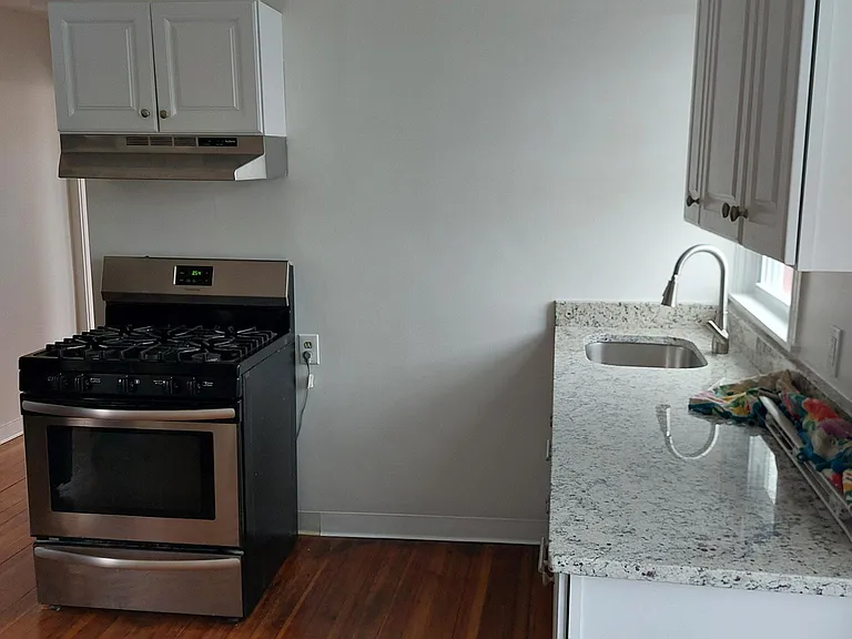 1049 Charles St — Photo 5