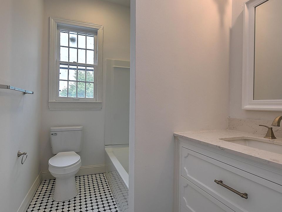 1st image of 701 W Locust St APT 21