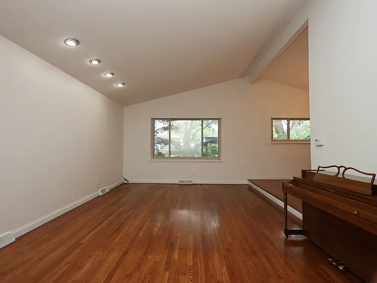 613 Leamington Ave — Photo 5