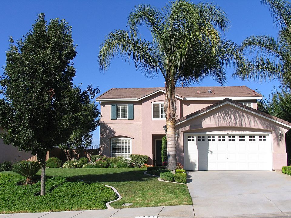 Welcome home...great curb appeal!!
