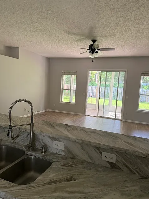 3 bed, 2100 sqft, $3,200 — Photo 2