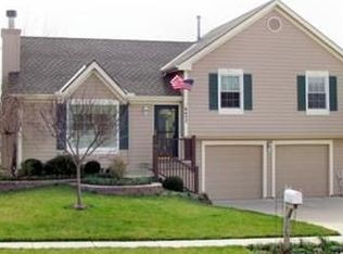 6452 NW Valley Dr, Parkville, MO 64152