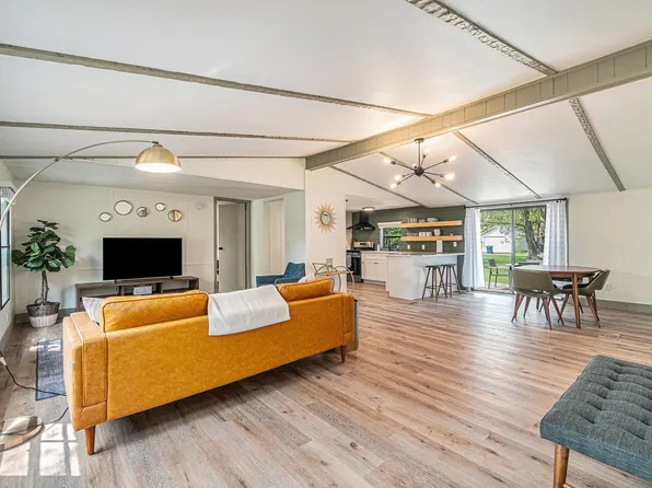 909 Leelanau Ave, Frankfort, MI 49635