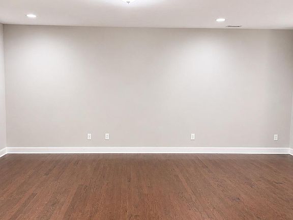 3rd image of 325 Acorn Hollow Pl