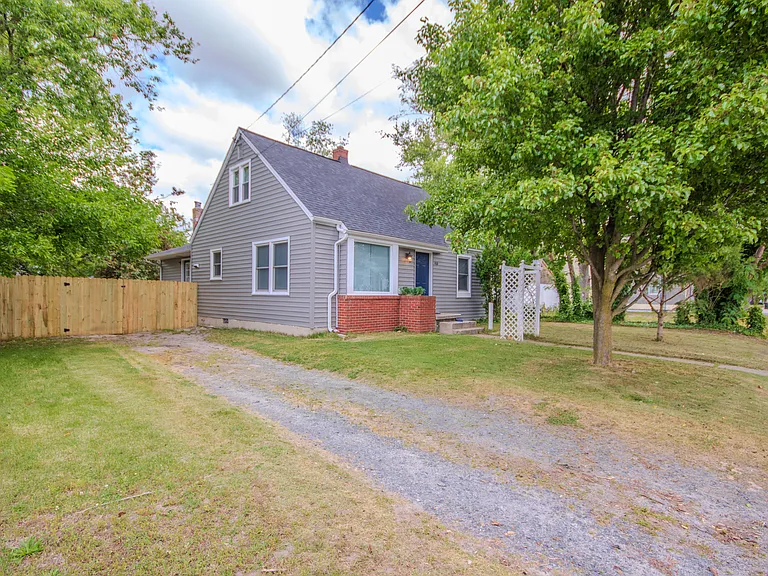 910 Roger St — Photo 2