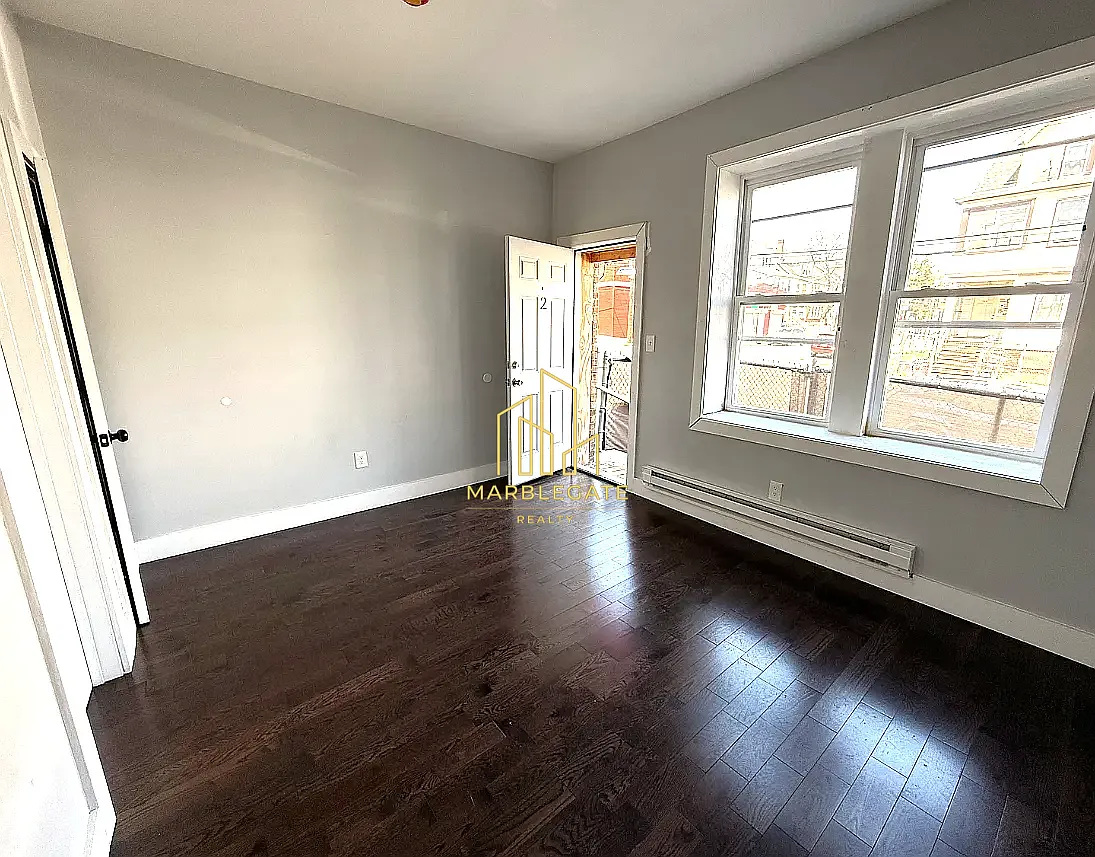 3 bed, 1050 sqft, $2,095 — Photo 4