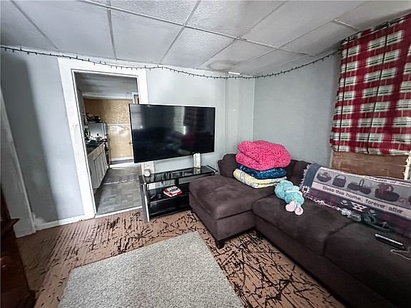 2nd image of 8 Lamont Pl