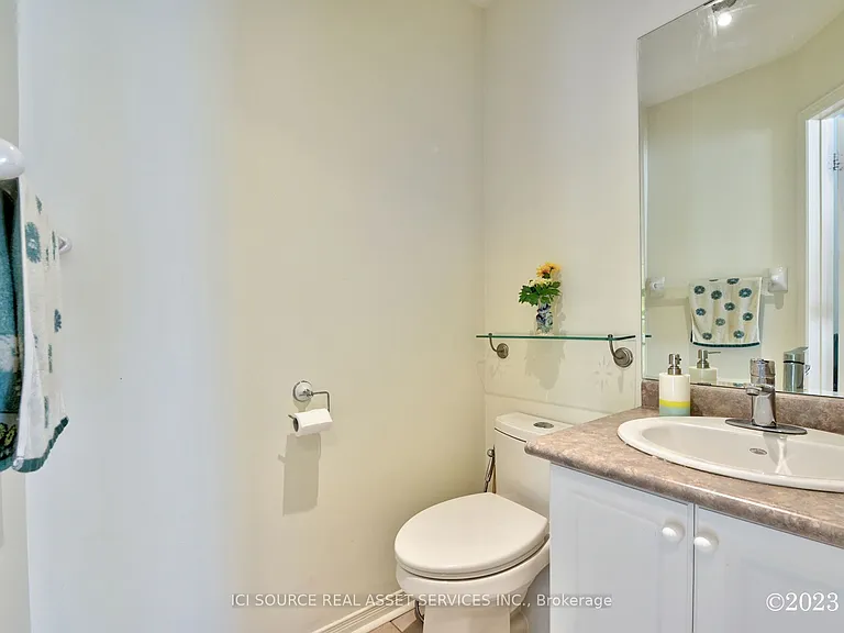 2 Waterton Cres — Photo 12