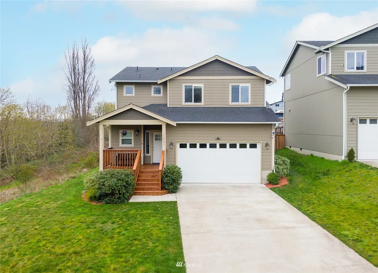 4 bed, 2.5 bath, 1554 sqft, $3,400 — Photo 1