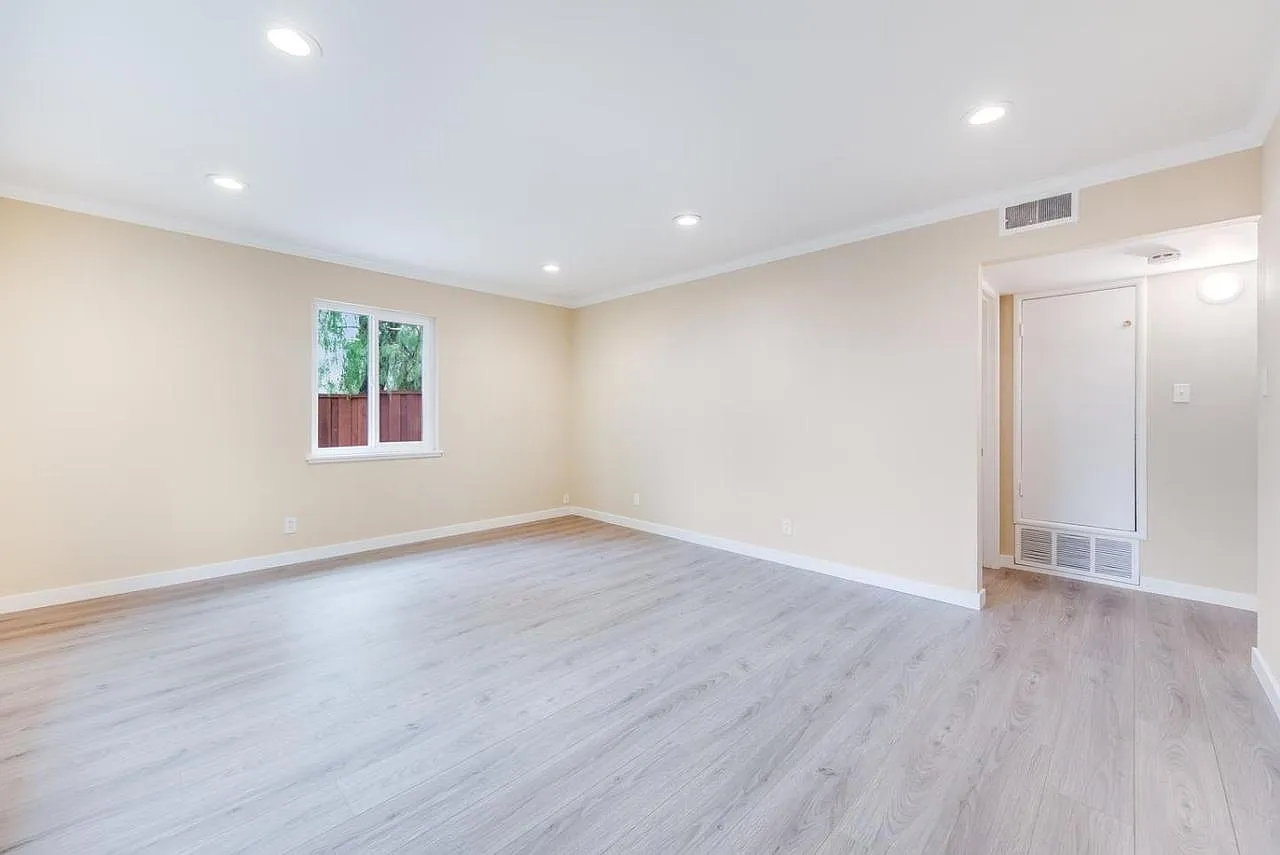 1380 Valota Rd — Photo 3