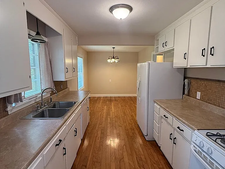 1704 Kenton St — Photo 3