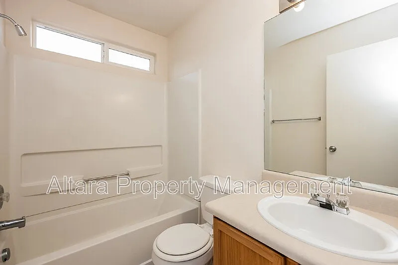 3 bed, 3.5 bath, 2106 sqft, $2,382 — Photo 4