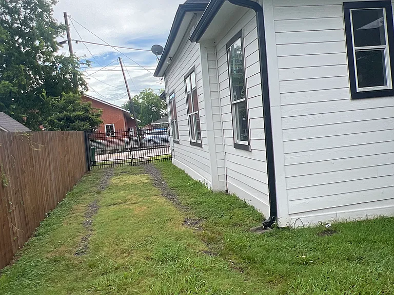 2305 Lorraine St — Photo 21