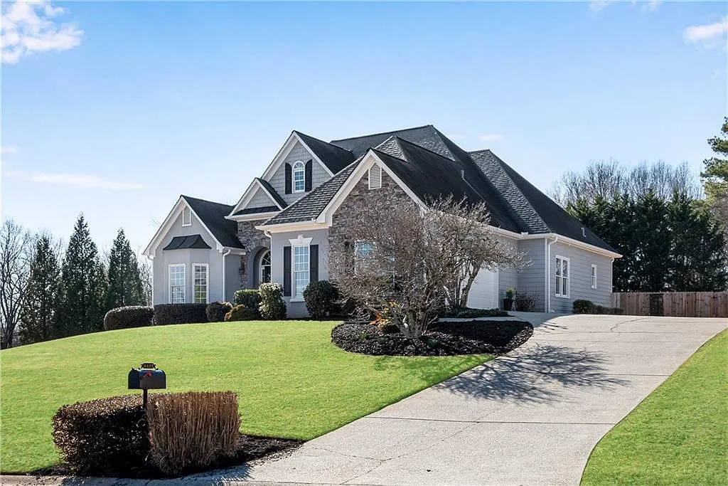 4 bed, 3.5 bath, 4470 sqft, $3,350 — Photo 2