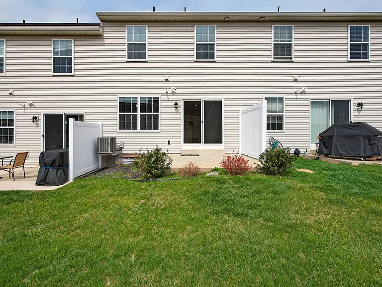 1772 Fairbank Ln — Photo 5