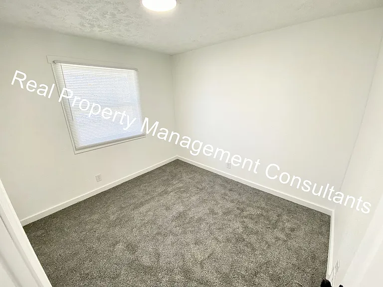 902 Twin Oaks Ter — Photo 12