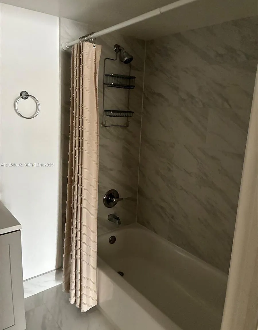 Madison Downtown Condo — Photo 3
