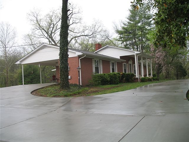 2nd image of 100 Stoneybrook Rd