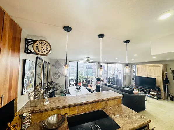 2016 Main St APT 1807, Houston, TX 77002